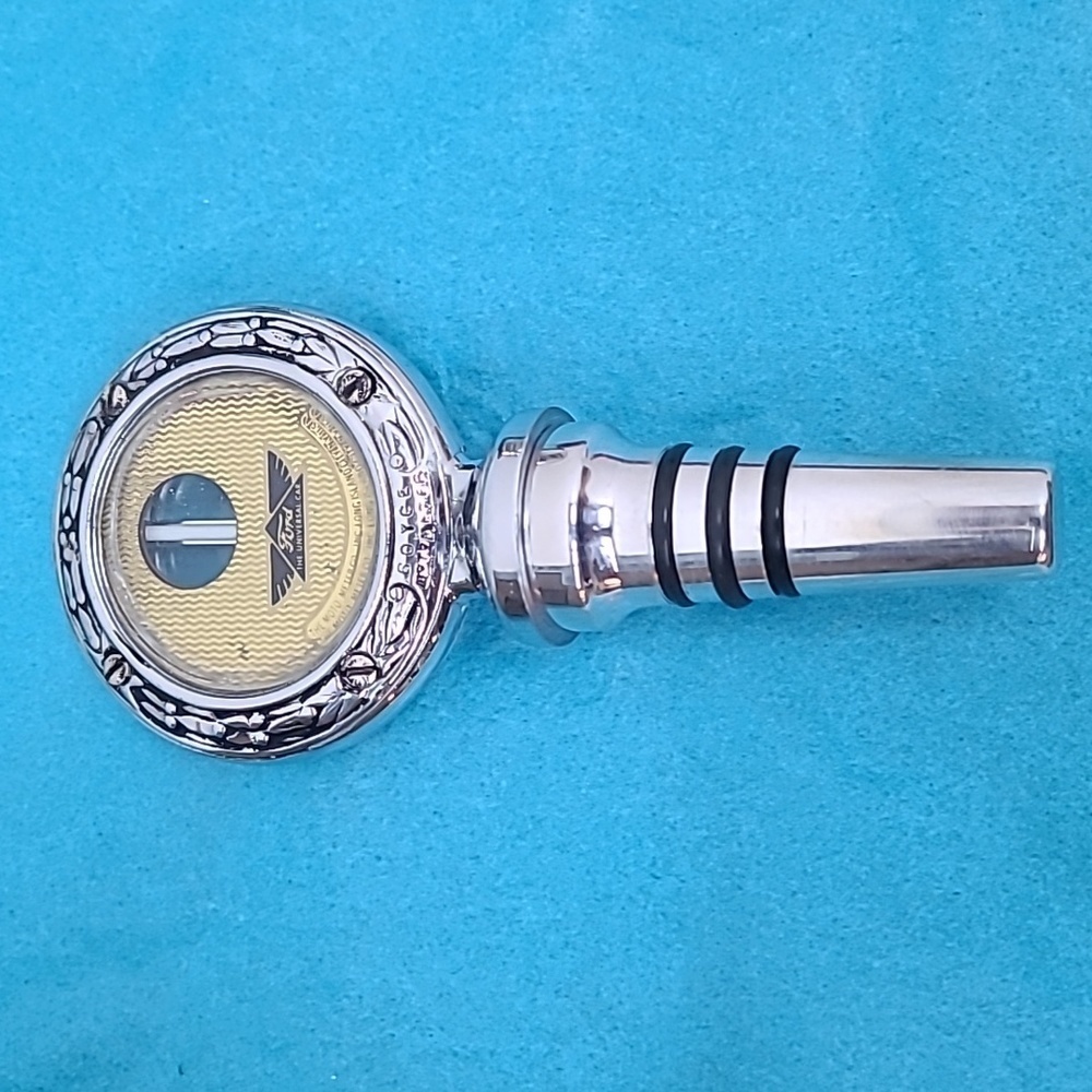 WINE STOPPER FORD 1932 CHROME WREATH RIM METER